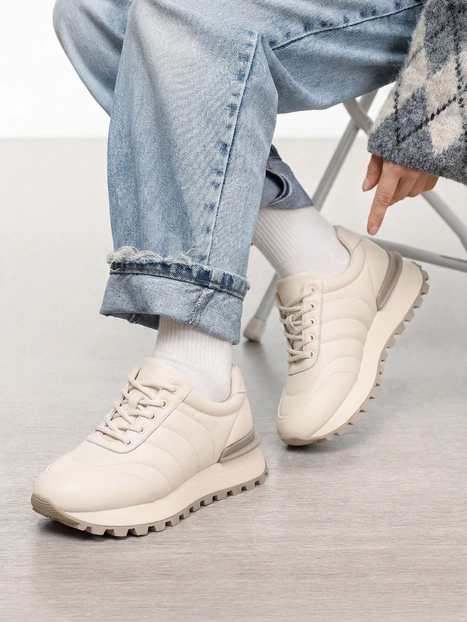 Кроссовки белого цвета на рельефной подошве